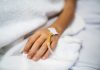 Un enfant qui reçoit le nouveau traitement expérimental contre une forme agressive de cancer du cerveau.