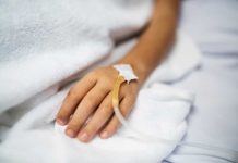 Cancer du cerveau : à Lyon, un nouveau traitement testé contre une tumeur trÚs agressive Un enfant qui reçoit le nouveau traitement expérimental contre une forme agressive de cancer du cerveau.