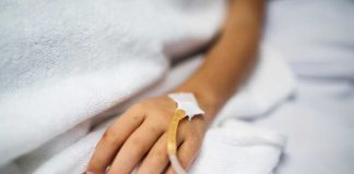 Cancer du cerveau : à Lyon, un nouveau traitement testé contre une tumeur très agressive Un enfant qui reçoit le nouveau traitement expérimental contre une forme agressive de cancer du cerveau.