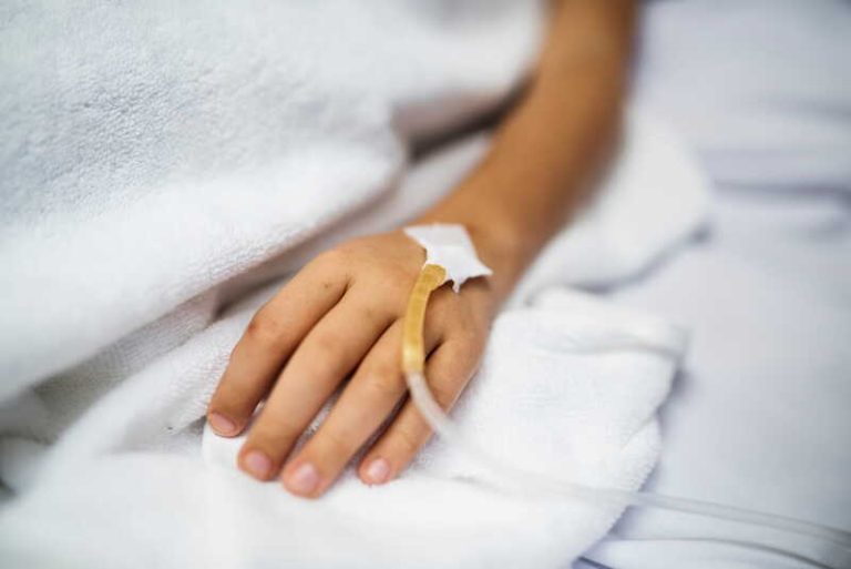 Un enfant qui reçoit le nouveau traitement expérimental contre une forme agressive de cancer du cerveau.