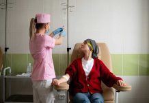 Cancer colorectal chez les jeunes adultes : le niveau d’Ă©ducation influe clairement sur la mortalitĂ© Une jeune femme atteinte d’un cancer colorectal.