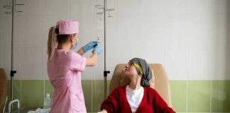 Cancer colorectal chez les jeunes adultes : le niveau d’éducation influe clairement sur la mortalité Une jeune femme atteinte d’un cancer colorectal.