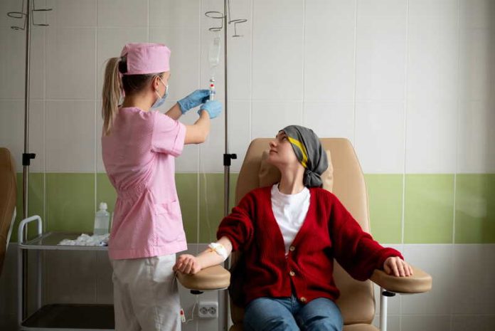 Cancer colorectal chez les jeunes adultes une fracture sociale face à la mortalité Ma Santé Une jeune femme atteinte d’un cancer colorectal.