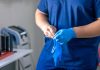 Cancer de la prostate : une étude relance l’enjeu du dépistage systématique Un médecin s’apprête à effectuer un dépistage du cancer de la prostate chez un patient présentant des symptômes.