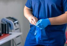 Cancer de la prostate : une étude relance l’enjeu du dépistage systématique Un médecin s’apprête à effectuer un dépistage du cancer de la prostate chez un patient présentant des symptômes.