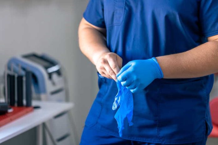 Cancer de la prostate le dépistage systématique relance le débat Ma Santé Un médecin s’apprête à effectuer un dépistage du cancer de la prostate chez un patient présentant des symptômes.