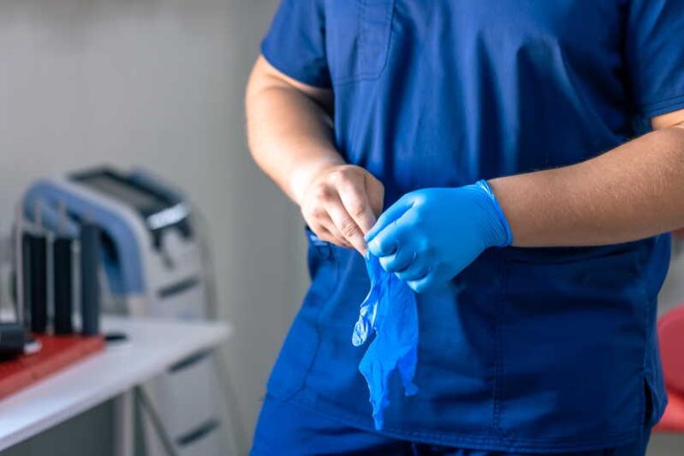 Un médecin s’apprête à effectuer un dépistage du cancer de la prostate chez un patient présentant des symptômes.