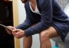 Un homme urine sans remarquer la présence de sang dans ses urines, un signe possible de cancer de la vessie.