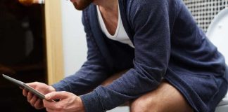 Cancer de la vessie : les symptômes qui doivent alerter Un homme urine sans remarquer la présence de sang dans ses urines, un signe possible de cancer de la vessie.