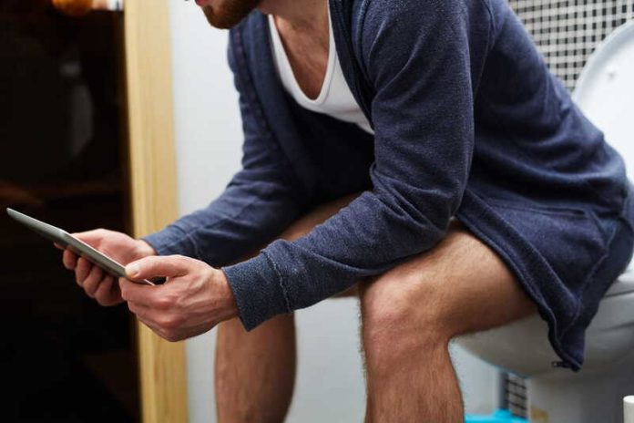 Cancer de la vessie premiers symptômes qui doivent alerter Ma Santé Un homme urine sans remarquer la présence de sang dans ses urines, un signe possible de cancer de la vessie.