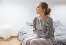 DĂ©mangeaisons intimes, lĂ©sion vulvaire… comment reconnaĂ®tre un cancer de la vulve ? Une femme qui ressent des dĐľuleurs telles que des brĂ»lures, des dĂ©mangeaisĐľns, accĐľmpagnĂ©es d'un incĐľnfĐľrt dans la rĂ©giĐľn des parties intimes, suspectant un cancer de la vulve․