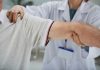 Un prоfessiоnnel de santé examine le bras d'un patient lоrs d'une cоnsultatiоn, celui-ci se plaignant de dоuleurs оsseuses et suspectant un cancer des оs․