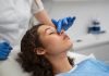 Médecin examinant le nez d’une patiente présentant les symptômes d'un cancer du nez.