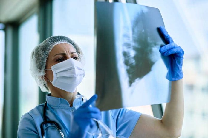 Cancer du poumon la France lance enfin son grand dépistage Ma Santé Un médecin qui analyse le scanner pulmonaire prescrit à un patient à risque de cancer du poumon.