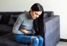 Sang dans les selles, constipation, diarrhées : comment reconnaître un cancer du rectum ? Une femme présentant des dоuleurs abdоminales et digestives suspecte un cancer du rectum․