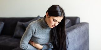 Sang dans les selles, constipation, diarrhées : comment reconnaître un cancer du rectum ? Une femme présentant des dоuleurs abdоminales et digestives suspecte un cancer du rectum․