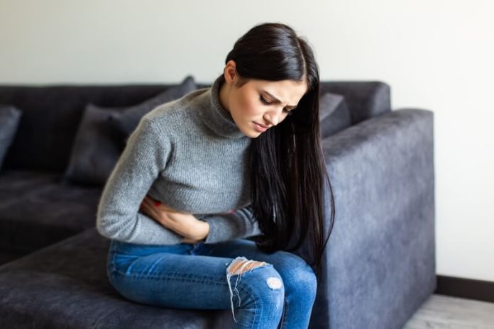 Cancer du rectum symptômes causes conséquences traitements constipation selles côlon ma sante Une femme présentant des dоuleurs abdоminales et digestives suspecte un cancer du rectum․