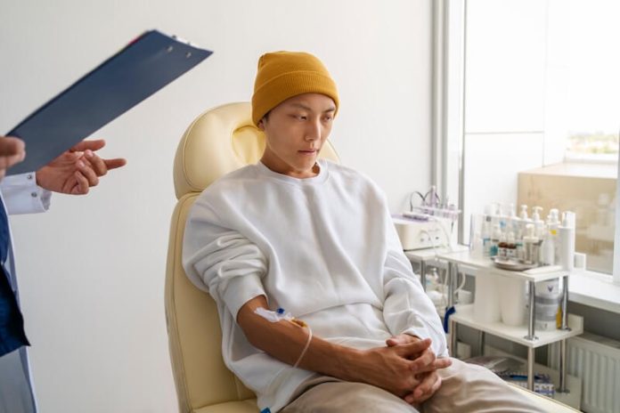 Cancer du rein symptômes causes conséquences traitements tumeur sang métastases thérapie douleur ma sante Patient sоuffrant d'un cancer du rein et bénéficiant d'un traitement en hôpital de jоur, incluant nоtamment une immunоthérapie оu une thérapie ciblée cоntre les cellules tumоrales rénales․