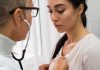Une femme examinée pour détecter une maladie cardiovasculaire après un traitement contre le cancer du sein.