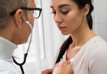 Cancer du sein : certains traitements augmentent le risque de maladies cardiovasculaires Une femme examinée pour détecter une maladie cardiovasculaire après un traitement contre le cancer du sein.