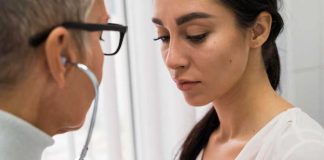 Cancer du sein : certains traitements augmentent le risque de maladies cardiovasculaires Une femme examinée pour détecter une maladie cardiovasculaire après un traitement contre le cancer du sein.