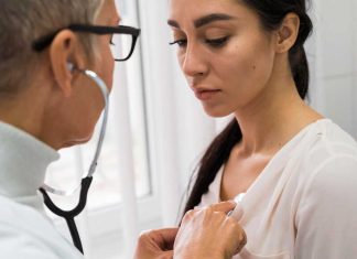 Une femme examinée pour détecter une maladie cardiovasculaire après un traitement contre le cancer du sein.
