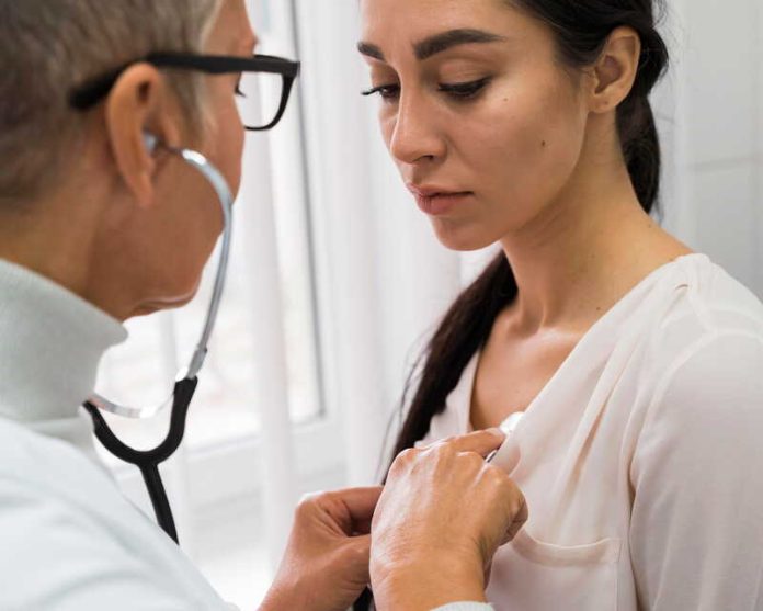 Cancer du sein certains traitements augmentent le risque de maladies cardiovasculaires Ma Santé Une femme examinée pour détecter une maladie cardiovasculaire après un traitement contre le cancer du sein.
