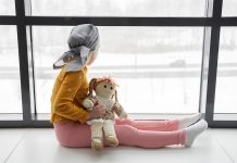 Cancers de l’enfant : cette masse dans le ventre peut rĂ©vĂ©ler un neuroblastome Une jeune enfant portant un foulard sur la tĂŞte après la perte de ses cheveux liĂ©e aux traitements contre un neuroblastome