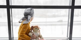 Cancers de l’enfant : cette masse dans le ventre peut révéler un neuroblastome Une jeune enfant portant un foulard sur la tête après la perte de ses cheveux liée aux traitements contre un neuroblastome