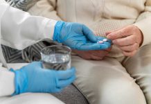 Cancer : un médicament contre l’asthme pourrait renforcer l’immunothérapie Un médecin qui donne un médicament contre l’asthme à une femme atteinte d’un cancer.