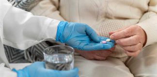 Cancer : un médicament contre l’asthme pourrait renforcer l’immunothérapie Un médecin qui donne un médicament contre l’asthme à une femme atteinte d’un cancer.