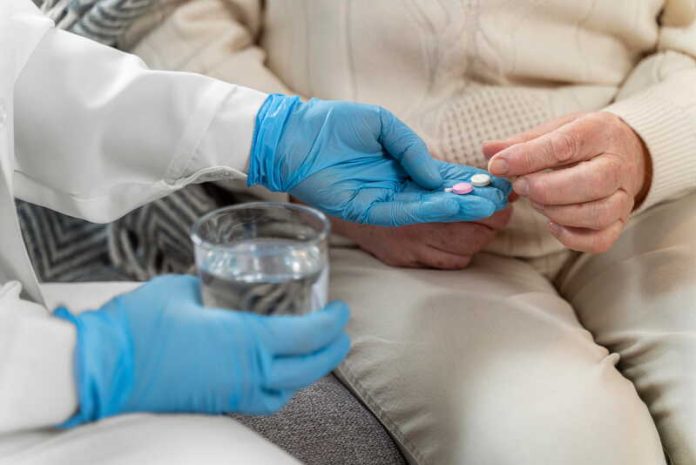 Cancer un médicament contre l’asthme pourrait renforcer immunothérapie Ma Santé Un médecin qui donne un médicament contre l’asthme à une femme atteinte d’un cancer.