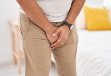 Brûlures, sang dans les urines, envies fréquentes : et si c’était les symptômes d’un cancer de l’urètre ? Une personne ressentant des douleurs urinaires et se tenant au niveau des parties génitales, suspectant des symptômes potentiels du cancer de l'urètre.