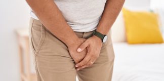 Brûlures, sang dans les urines, envies fréquentes : et si c’était les symptômes d’un cancer de l’urètre ? Une personne ressentant des douleurs urinaires et se tenant au niveau des parties génitales, suspectant des symptômes potentiels du cancer de l'urètre.