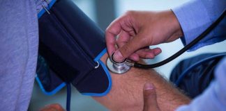À Chalon-sur-Saône, l’hôpital se mobilise face à une maladie qui touche un Français sur trois Un homme participant au dépistage gratuit de l’hypertension artérielle organisé par le Centre Hospitalier William Morey.
