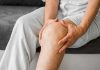 Chaleur : pourquoi vos jambes et vos mains gonflent quand il fait chaud ? Une femme qui a les jambes qui gonflent à cause de la chaleur.