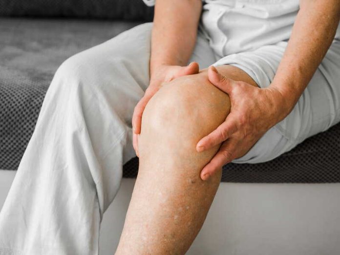 Chaleur pourquoi vos jambes et vos mains gonflent quand il fait chaud Ma Santé Une femme qui a les jambes qui gonflent à cause de la chaleur.