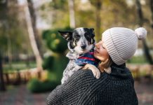 Chiens, chats : leur présence fait vraiment du bien au moral ! Une femme qui porte son chien comme un enfant.