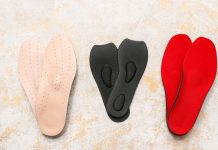 Semelles orthopédiques : comment choisir le bon modèle ? Différents modèles de semelles orthopédiques posés côte à côte, des dispositifs utilisés pour corriger les appuis et soulager les douleurs du pied.