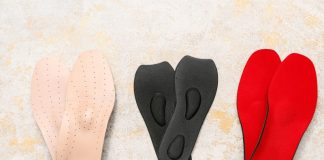 Semelles orthopédiques : comment choisir le bon modèle ? Différents modèles de semelles orthopédiques posés côte à côte, des dispositifs utilisés pour corriger les appuis et soulager les douleurs du pied.