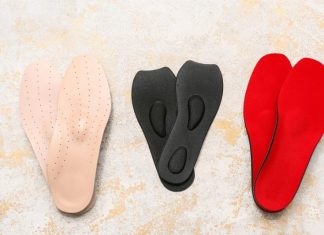 Différents modèles de semelles orthopédiques posés côte à côte, des dispositifs utilisés pour corriger les appuis et soulager les douleurs du pied.