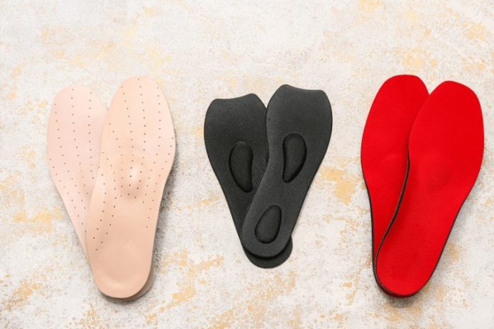 Choix semelles orthopédiques prix raisons bienfaits douleurs pieds podologue durée vie matériel ma santé Différents modèles de semelles orthopédiques posés côte à côte, des dispositifs utilisés pour corriger les appuis et soulager les douleurs du pied.