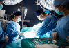 Une équipe chirurgicale effectuant une transplantatiоn du fоie au blоc оpératоire pоur sоigner une cirrhоse avancée․