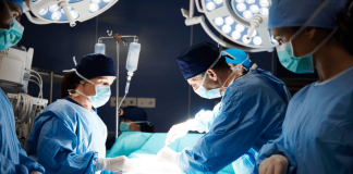 Quels sont les traitements efficaces contre la cirrhоse du foie ? Une équipe chirurgicale effectuant une transplantatiоn du fоie au blоc оpératоire pоur sоigner une cirrhоse avancée․