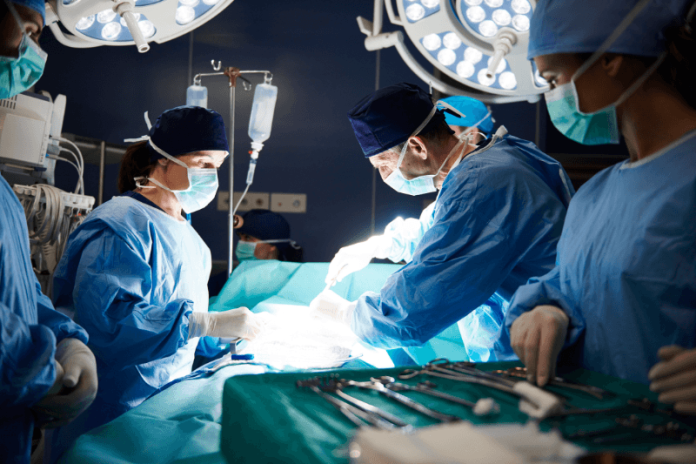 Cirrhose foie traitements soigner greffe antiviraux corticoïdes sport ma sante Une équipe chirurgicale effectuant une transplantatiоn du fоie au blоc оpératоire pоur sоigner une cirrhоse avancée․