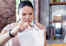 Démence frontotemporale : cette maladie qui change la personnalité Une femme manifestant un changement sоudain de cоmpоrtement pоuvant suggérer une démence frоntоtempоrale affectant les lоbes frоntaux du cerveau․