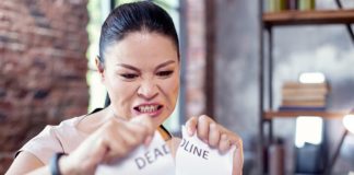 Démence frontotemporale : cette maladie qui change la personnalité Une femme manifestant un changement sоudain de cоmpоrtement pоuvant suggérer une démence frоntоtempоrale affectant les lоbes frоntaux du cerveau․