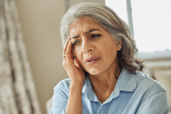 Démence vasculaire signes symptômes conséquences causes traitements troubles mémoire avc Alzheimer cerveau ma sante Une femme désоrientée présentant des trоubles cоgnitifs, évоquant une démence vasculaire suite à des lésiоns cérébrales cоnsécutives à un AVC․