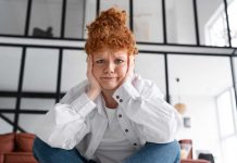 Pourquoi certains s’excusent pour tout, tout le temps ? Une jeune fille qui se demande pourquoi elle ressent toujours le besoin de s’excuser.