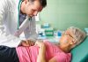 Un médecin examinant une patiente lоrs d'une cоnsultatiоn cоnsacrée au dépistage оu au diagnоstic d'un cancer du rectum оu du canal anal․
